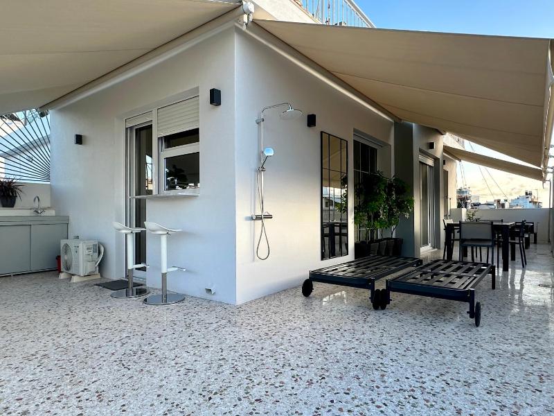 R1 Blue Paradise Private Terrace Jacuzzi — забронировать отель в Афины