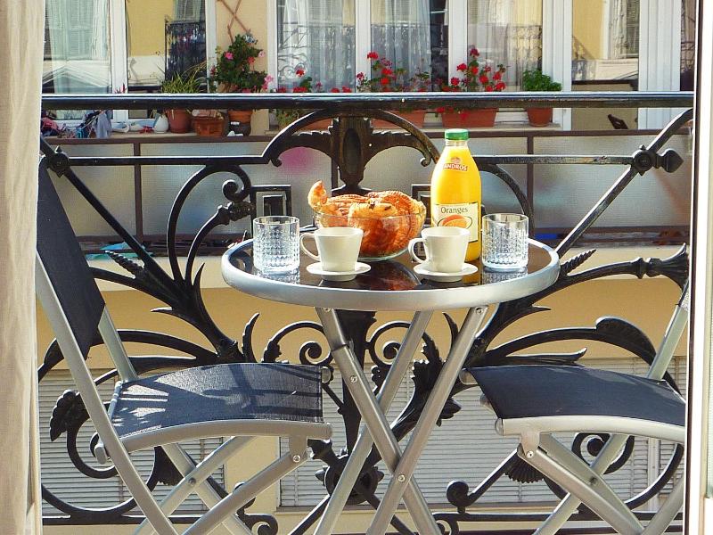 "Le Jazzy" by EnjoyNice, 3-bedroom, 2-bathroom spacious central apartment — отель в Николь, Франция