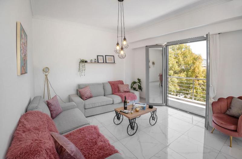 The central Glyfada apartments — отель с удобным расположением в Афины