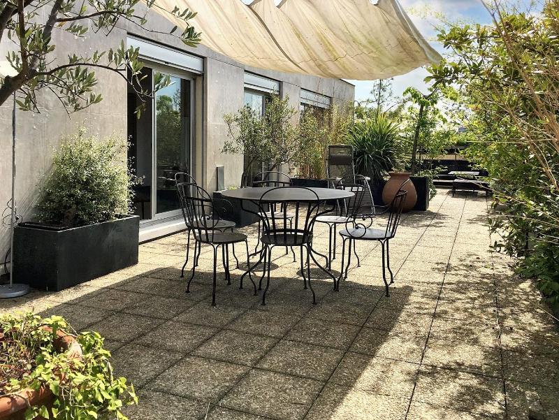Appartement spacieux a Paris avec terrasse panoramique de 110 m² — отель в Париже, Франция