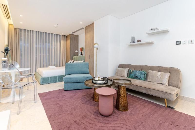 Luxury Studio! Walk To Burj Khalifa Sleeps 3! — комфортный отель в Дубае