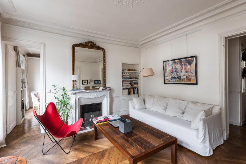Цены на Bright apartment in the heart of Paris - Welkeys в Париже