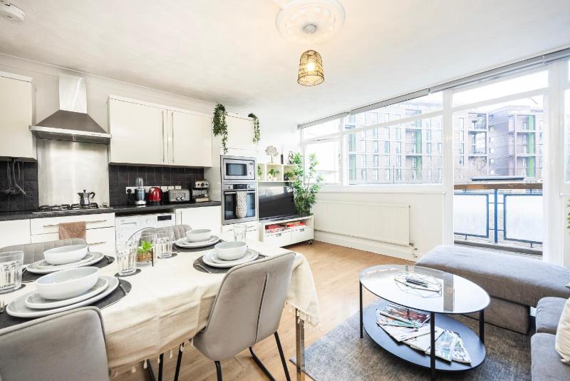Trendy 4 bed apartment near vibrant Shoreditch w balcony and walking distance to tube — забронировать отель в Лондоне