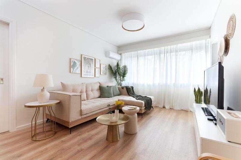 Athens Premium Suites - Sunny 2 Bedroom Suite with Parking — забронировать отель в Афины