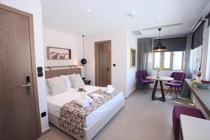 IPELHOME-Avissinias Boutique Apartments — отель с удобным расположением в Афины
