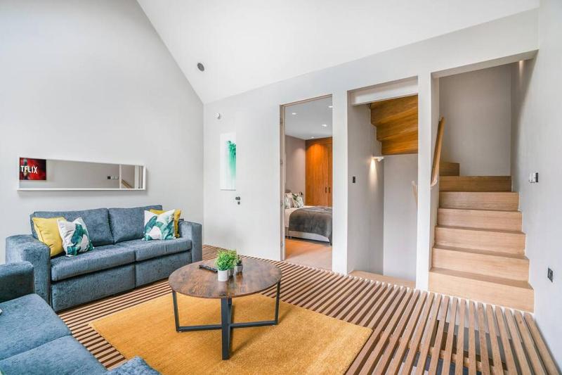 Tottenham- Exquisite 4-Bed Retreat with Ping Pong and Pool - Sleeps 7, Free Parking, Contractors & Long Stays Welcome — отель с удобным расположением в Лондоне