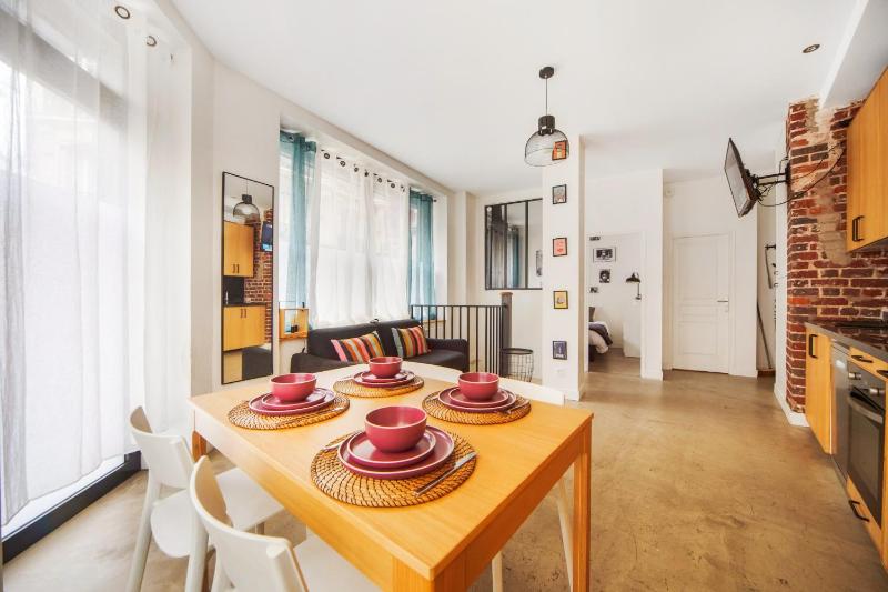 Large Flat Very Close to Montmartre — забронировать отель в Париже