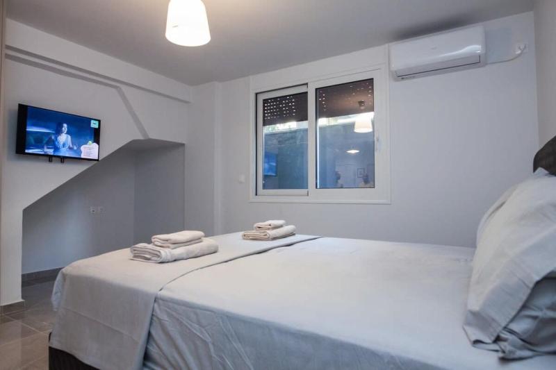 Charming Urban Oasis 1BR Apt near Megaro Mousikis — отель в Афины, Греция