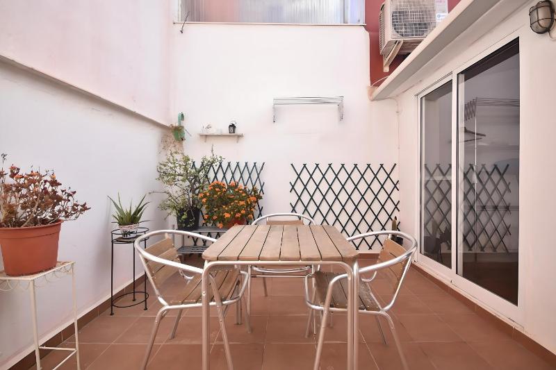 Preciosa casa con terraza cerca de la playa — отель с удобствами в Валенсии