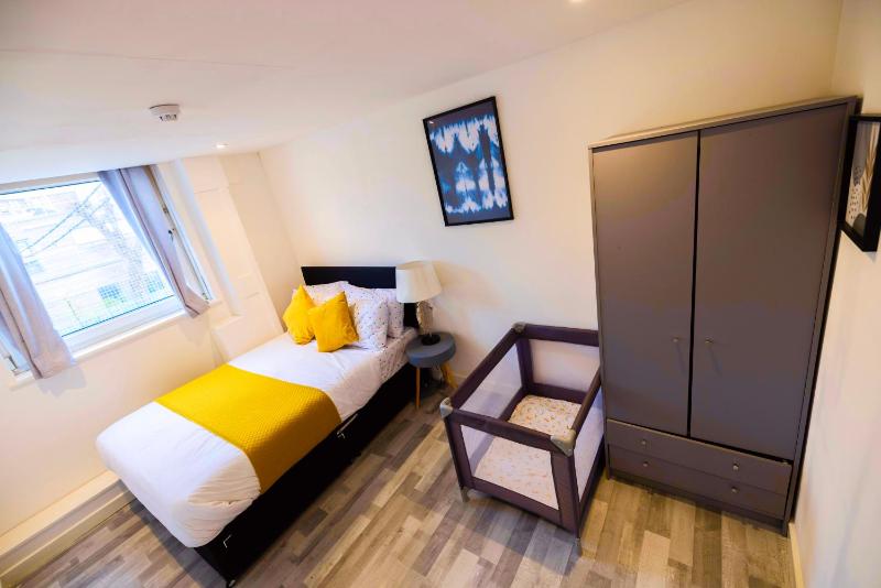 Pristine Relocation 3 beds Apartment — отель с удобствами в Лондоне