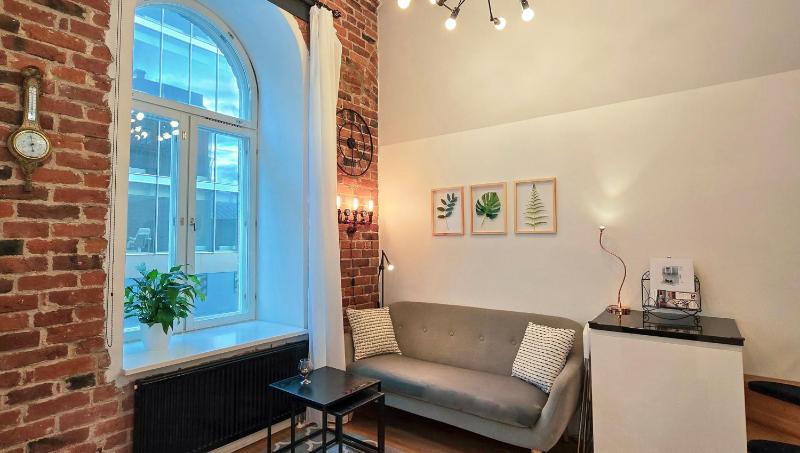 Stylish historic loft - your comfy Old Town stop! — отель с удобным расположением в таллине