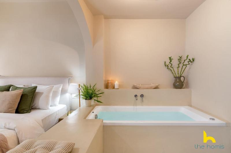 Romantic Luxury Hideaway Near Acropolis with Jacuzzi — комфортный отель в Афины
