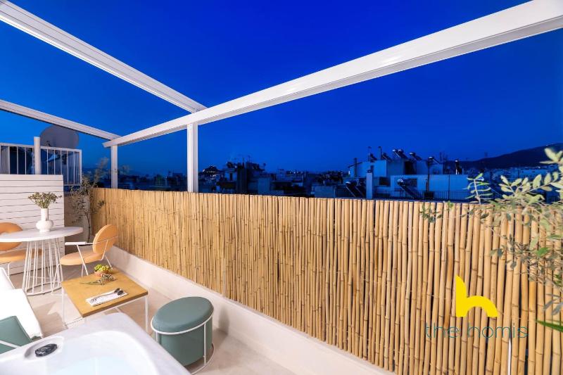 Athens Love Nest: City & Sea Views, Patio & Hottub — отель в Афины, Греция