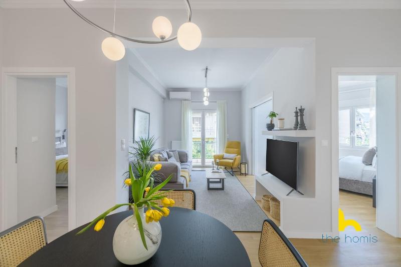 Sun-Splashed 2-BDR Corner Apartment with Hillside views! — забронировать отель в Афины