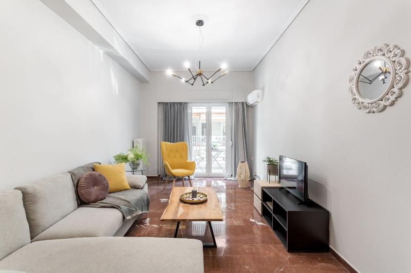 Explore History from a Chic Central Apartment — отель с удобствами в Афины