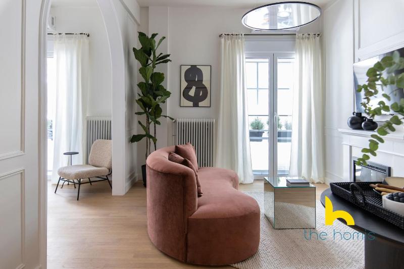 Athenian Elegance, Ensuite Whirlpool & Fireplace Near Acropolis — отель с удобствами в Афины