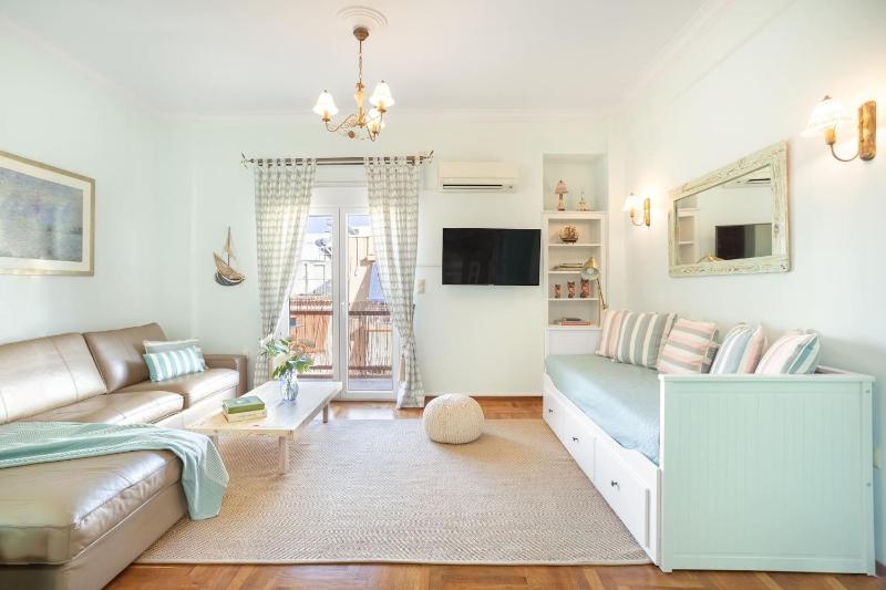 Bright, Calming Retreat With a Balcony Near Metro! — отзывы гостей и цены
