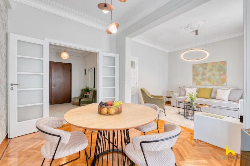 Contemporary 2-BDR APT near Kalimarmaro & Alsos Park! — отель с удобствами в Афины