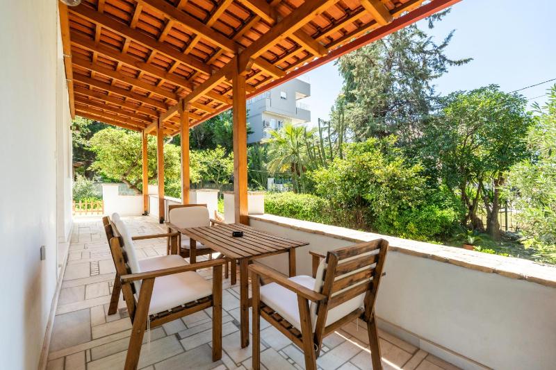 Athenian 2BR Cottage with Garden & BBQ near Metro — отель с удобным расположением в Афины