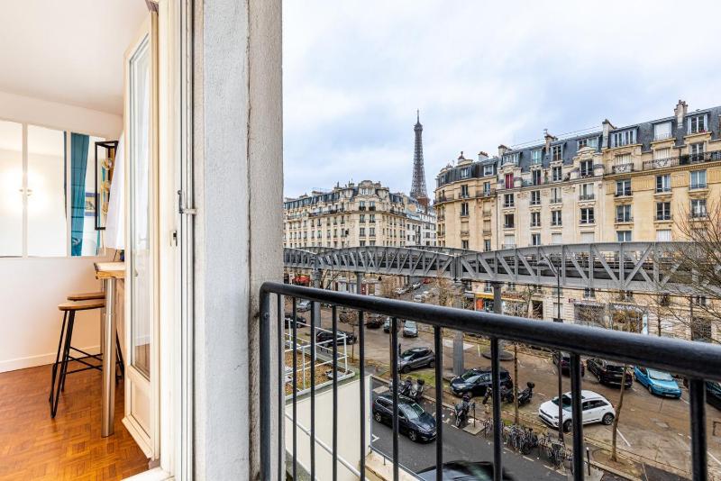 Цены на GuestReady - Vues magnifiques sur la Tour Eiffel в Париже