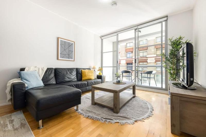 Цены на A Modern & Stylish Studio Next to Darling Harbour в Сиднее