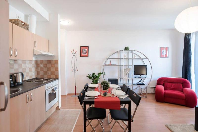 Bright and homey AC apartment near the center — отель с удобствами в Будапеште