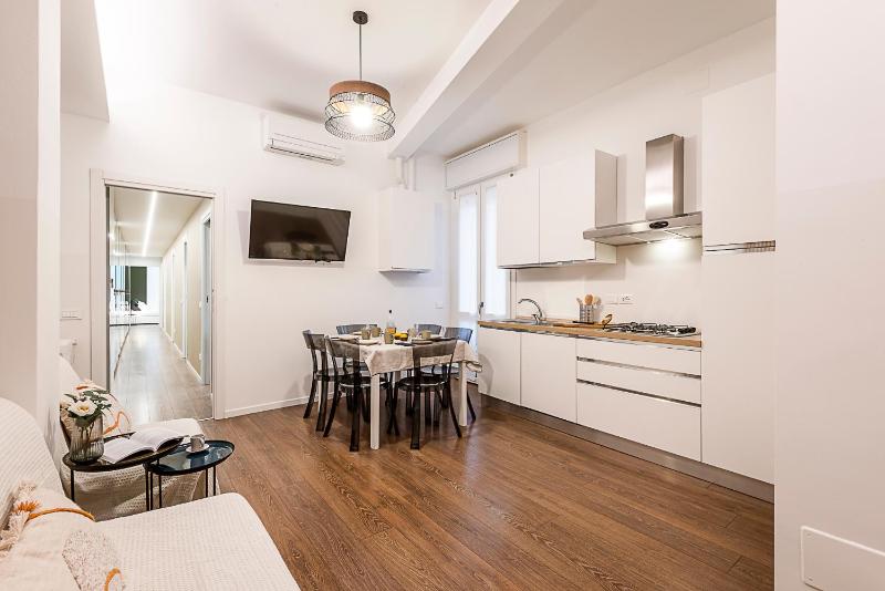 StayEasy Petrella21 - 4 Bedrooms, 3 baths - Central Station — отзывы гостей и цены