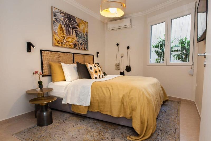 The BOHO Suite Sophisticated Cozy 1-Bedroom apt — забронировать отель в Афины