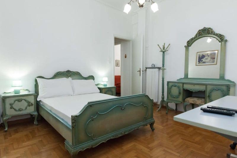 Charming Vintage 2BR Apartment with Balcony in Koukaki — отзывы гостей и цены
