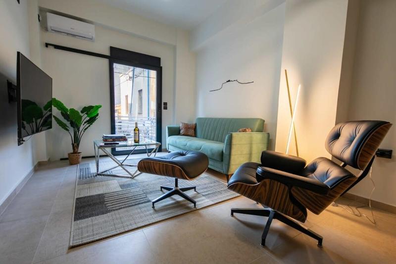 Beautiful Elegant Apartment Next to Monastiraki — забронировать отель в Афины