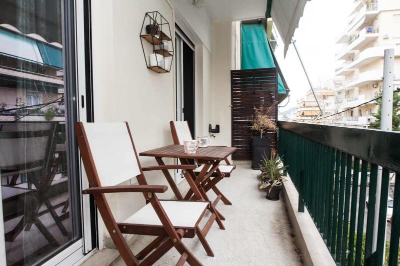 Relaxing 2 Bd Apt with Balcony in Zografou — комфортный отель в Афины