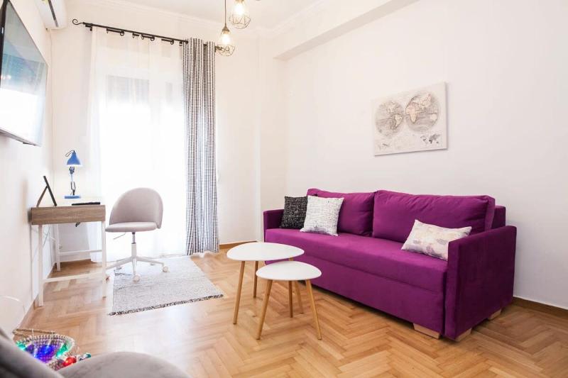 Contemporary Stylish Apartment Located Near Metaxourgeio Area — отель с удобствами в Афины