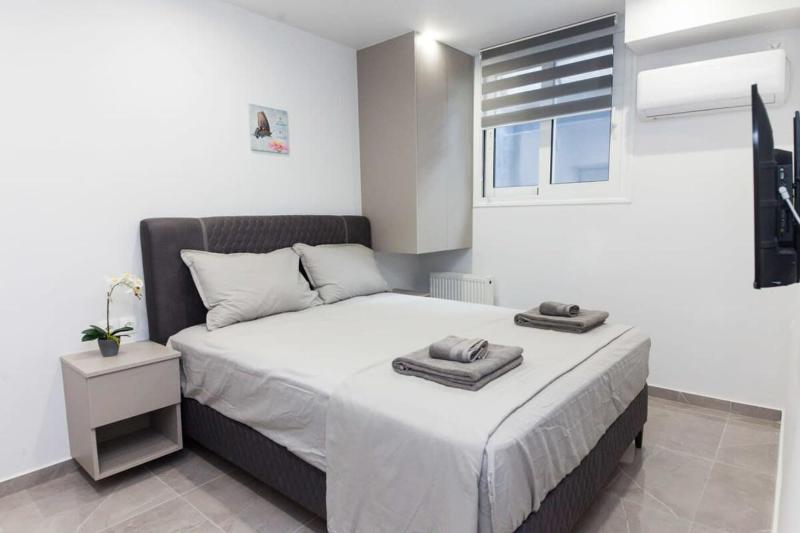 Brand New Urban Getaway next to Megaro Mousikis — отель с удобным расположением в Афины