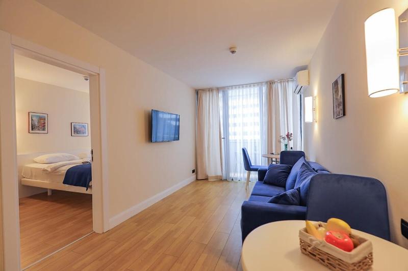 Lovely 1BR apartment with balcony by the Black sea beach — забронировать отель в Батуми