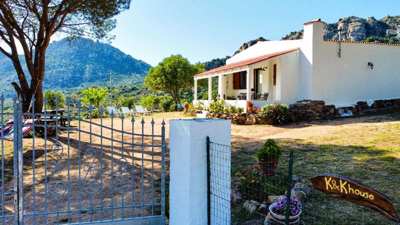 K&K House a Olbia - Casa Vacanze con BBQ e Giardino