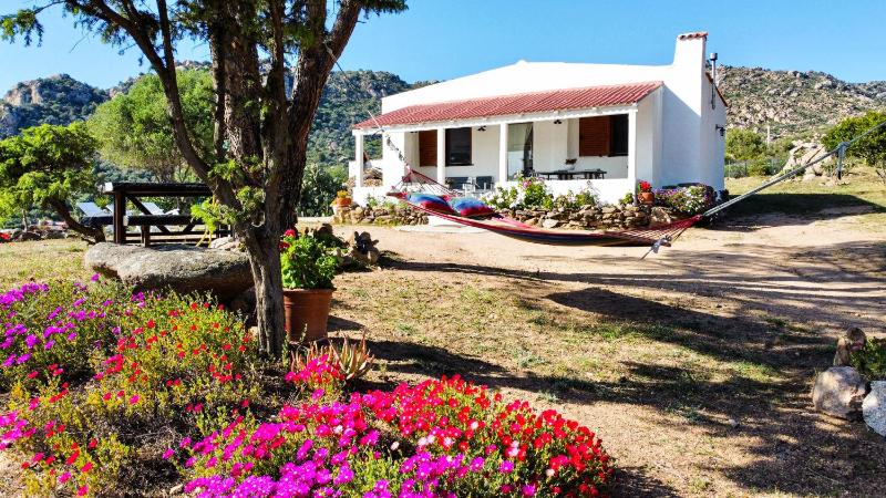 K&K House a Olbia - Casa Vacanze con BBQ e Giardino