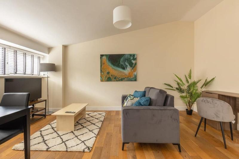 Churn - Modern 1 Bed Attic Apartment in Brixton — отель с удобствами в Лондоне
