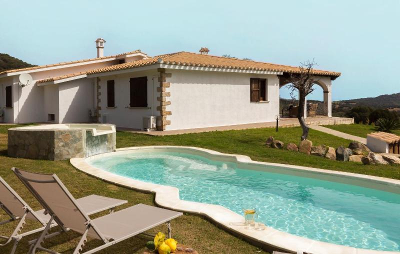 Villa Vesta a Castiadas - Spettacolare Villa con Piscina e Mare