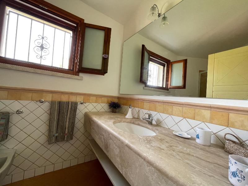 Villino a Chia: Incantevole Rifugio con Piscina