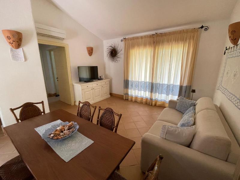 Villino a Chia: Incantevole Rifugio con Piscina