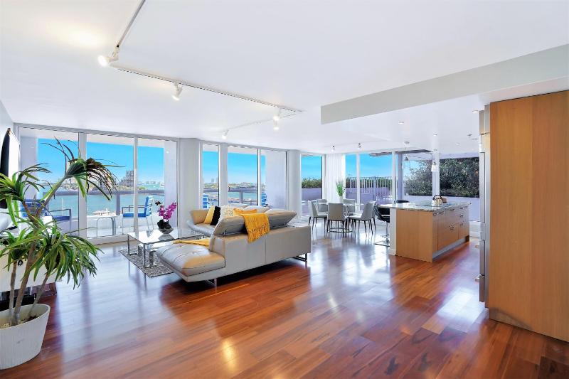 Wait N' Sea! Direct Water Views, Steps From Pool! — отель в Майами, Соединенные Штаты Америки
