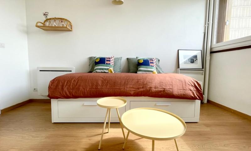Charming Bright Sunny Studio in Belleville — отель в Париже, Франция