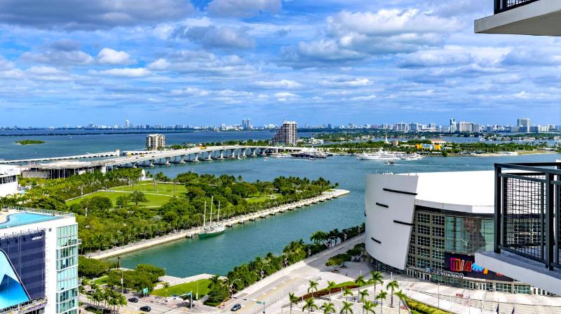 Experience the perfect Miami Life!! Centrally located Luxury Condo! — отель с удобствами в Майами