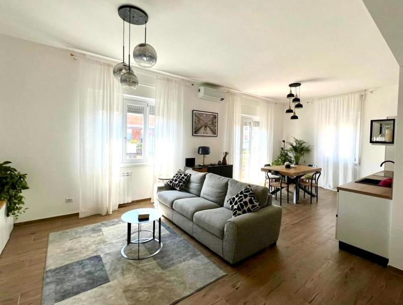 Rome With Friends - 2 bedrooms and amazing living room — отель с удобствами в Риме