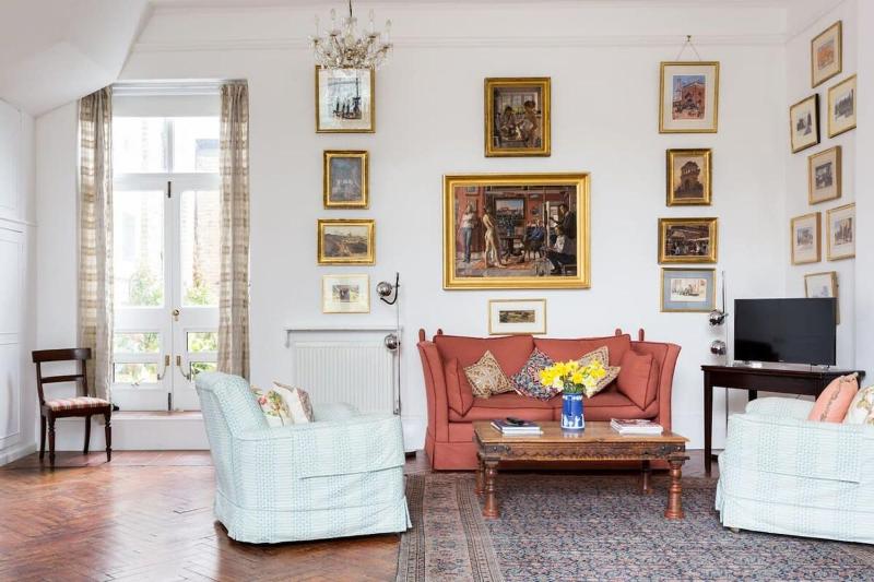 Artistic 1bed flat with patio in South Kensington — отель с удобствами в Лондоне