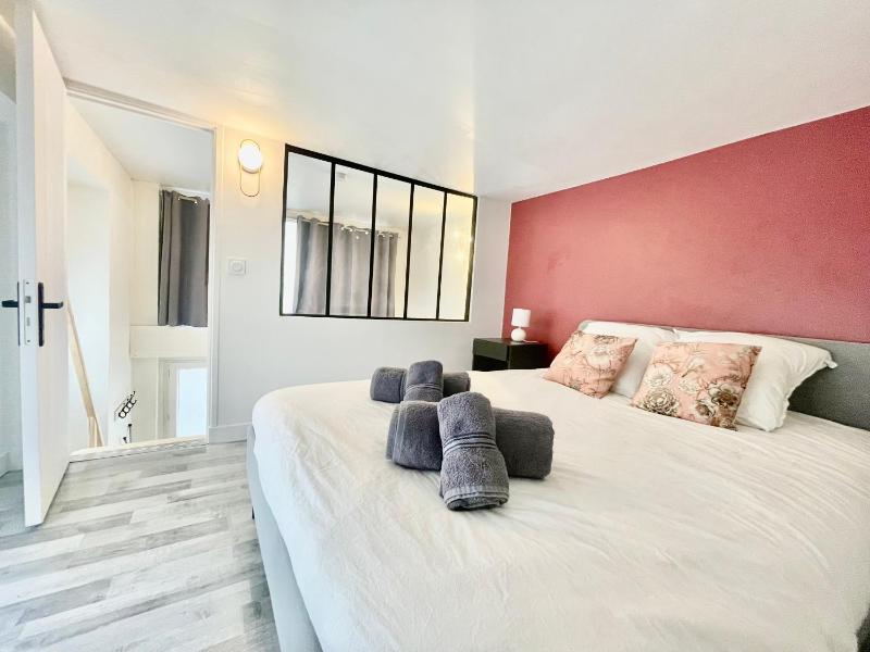 Homely & Charming Parisian Duplex - Near Marais — отель с удобствами в Париже