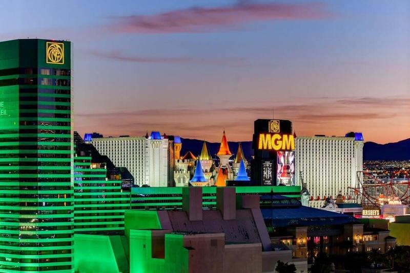 MGM Signature-16-702 1Br 2Ba Balcony Suite — отель с удобствами в Лас Вегасе
