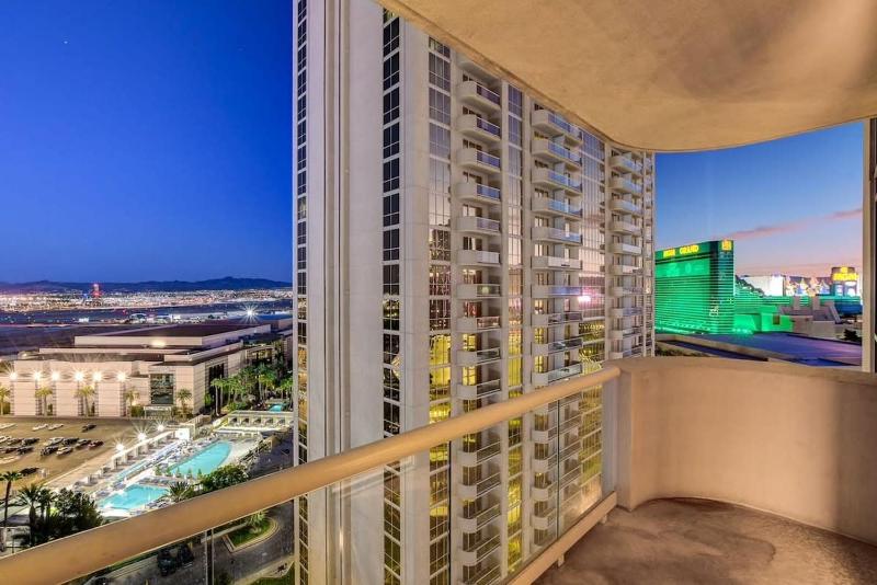 Signature 2Br3Ba balcony combo units 16-702 and 04 — отель в Лас Вегасе, Соединенные Штаты Америки