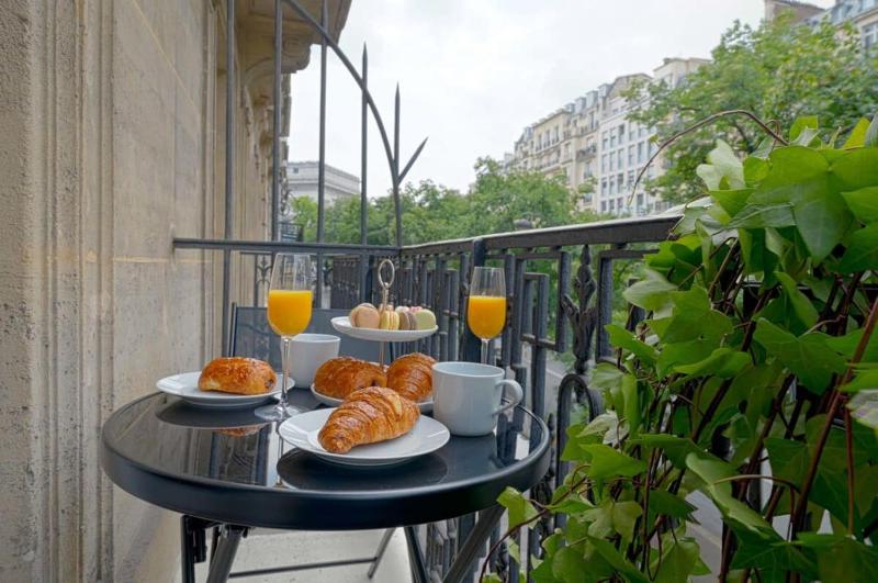 Цены на Large Luxury flat next to Champs Elysee в Париже