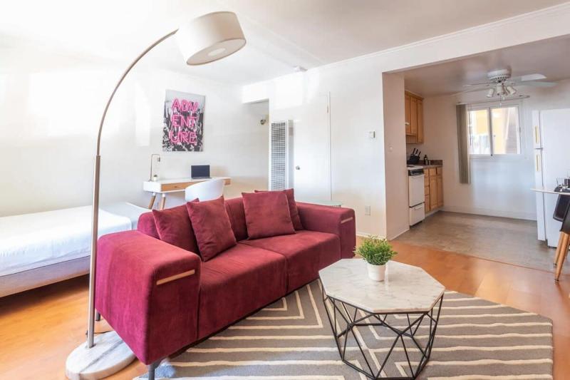 Fabulous Chic Studio right by LAX w Desk and Wifi — комфортный отель в Лос-Анджелесе